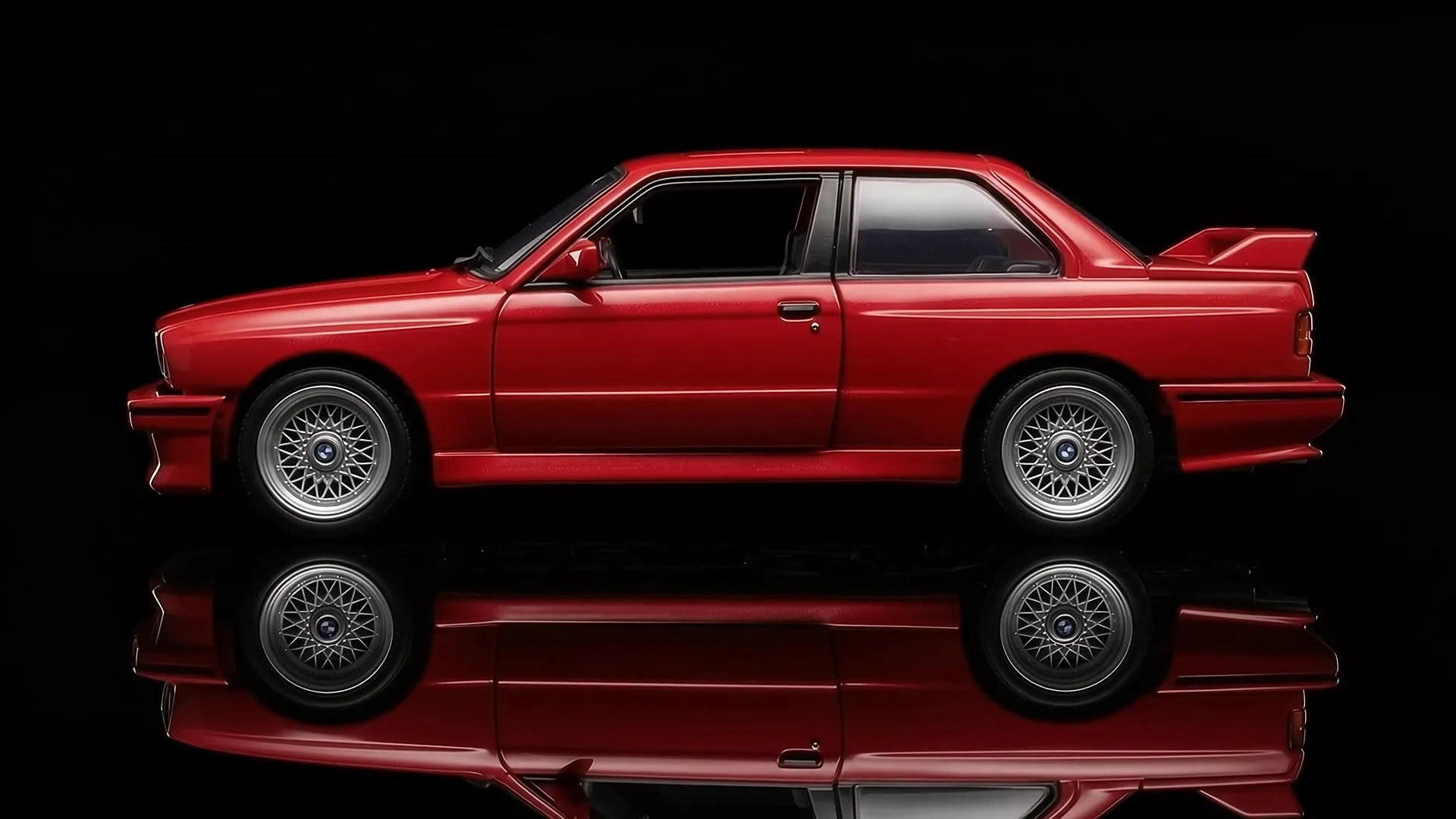 BMW vermelho visto de lado